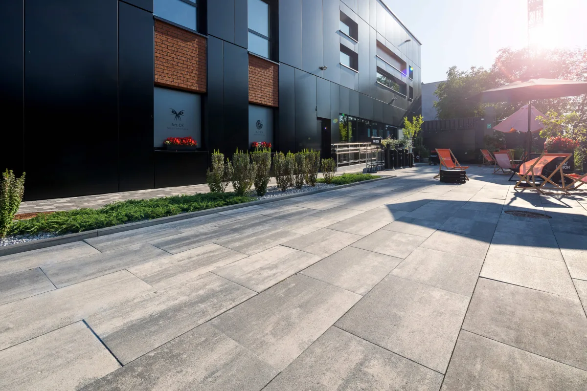 Ile kostki brukowej na 100 m² podjazdu? Wyliczenia, zapas i realny koszt