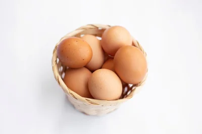 Rewolucja na rynku. Sieci handlowe mówią koniec jajom klatkowym